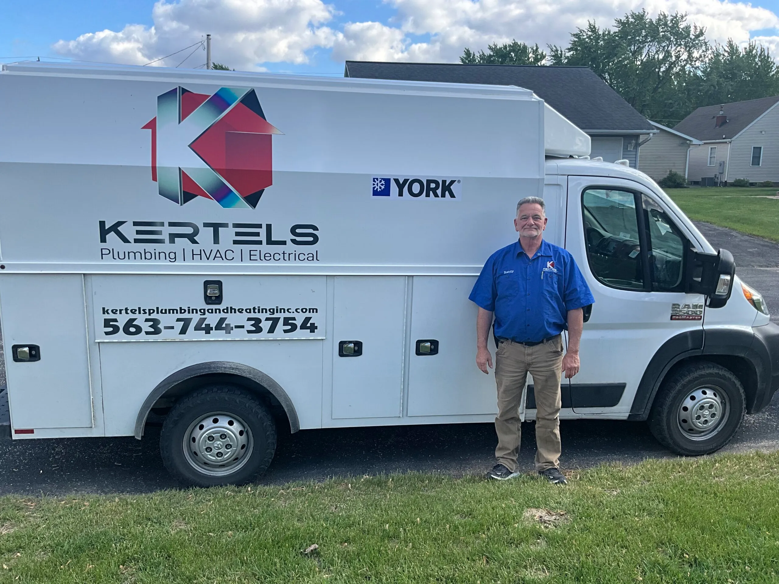 Kertels van and employee